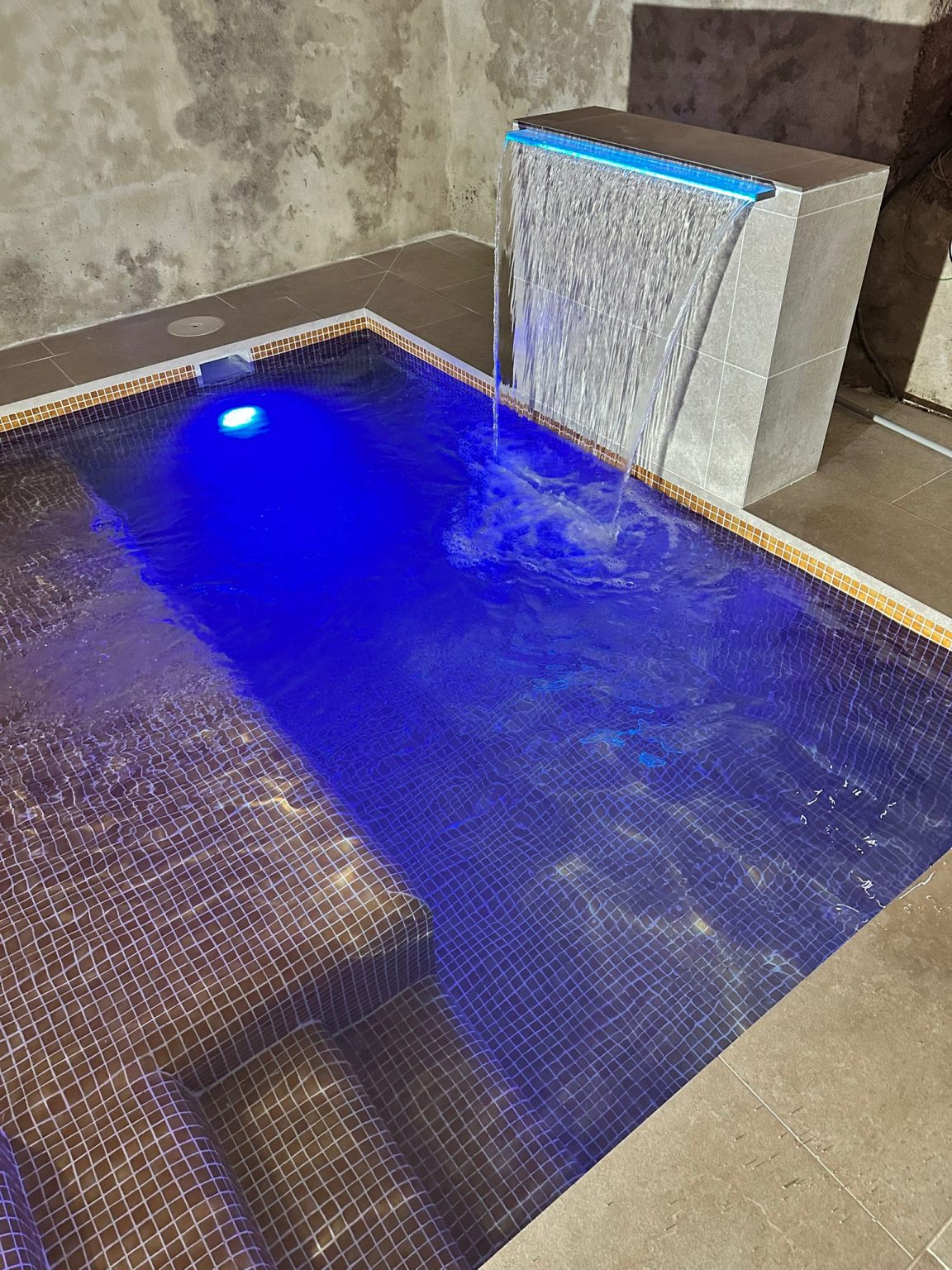 Construcción de piscina en un sotano del centro de esparreguera. DTKPOOLS